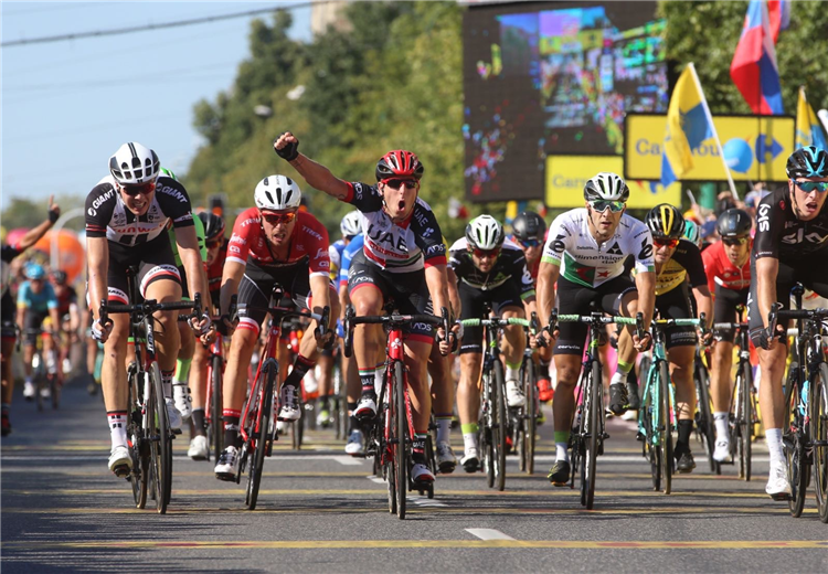 Sacha Modolo jubler, mens Danny Van Poppel (yderst t.h.) og Max Wahlscheid (yderst t.v.) må se sig slået knebent. Foto: ATCommunications/TDP. 