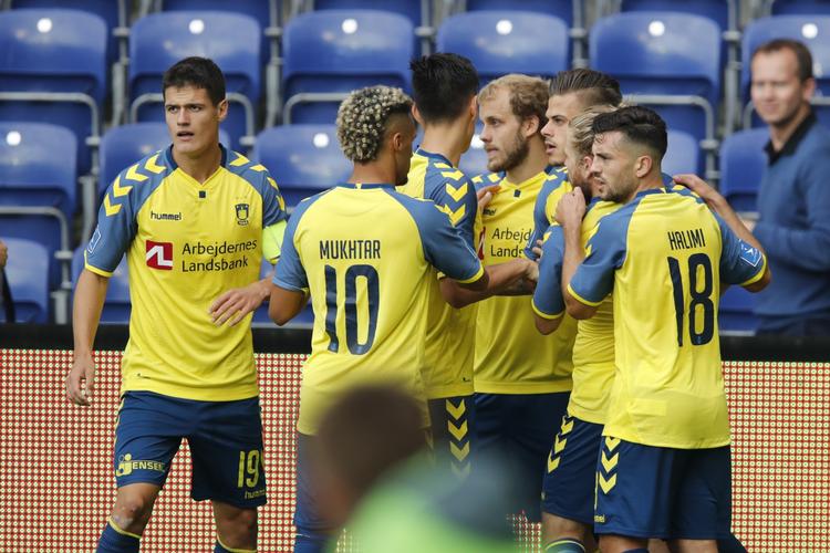 Lyngby var foran to gange, men Brøndby-spillerne kunne juble over fem scoringer og lagde med den fine sejr godt op til derbyet, når FCK kommer til br'øndby Stadion på søndag afte
    Superligafodbold på Brøndby stadion: Brøndby - Lyngby.
   