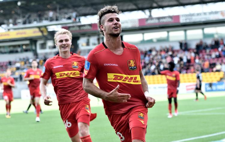 Emiliano Marcondes har scoret til 3-2 mod AaB, og det blev slutstillingen i Farum, hvilket sendt FC Nordsjælland til tops.
   