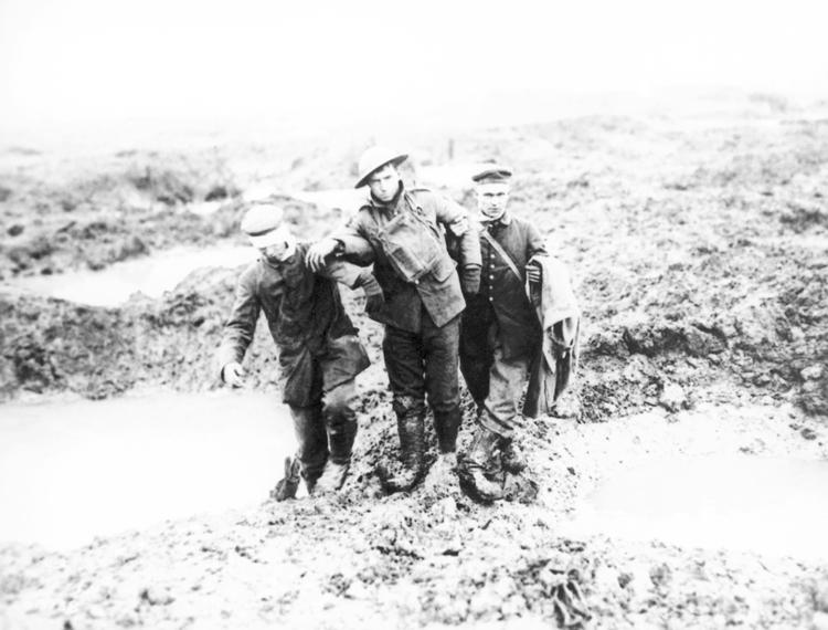 En tysk og en canadisk soldat hjælper hinanden gennem mudderet efter at være blevet såret under slaget om Passchendaele. 