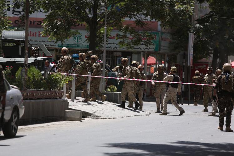 Afghanske soldater i aktion efter selvmordsangrebet i Kabul. 