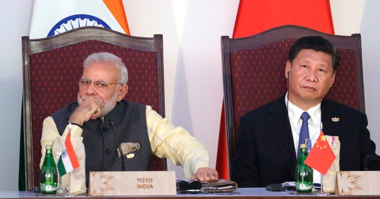 Den indiske præsident, Narendra Modi (tv), har ligesom den kinesiske præsident, Xi Jinping, slået sig op på national stolthed. Her ses de sammen til et topmøde i Indien i oktober sidste år. 