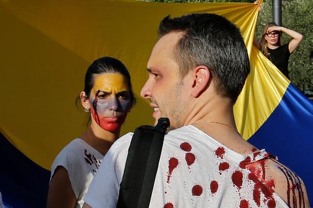 Præsident Maduro har bedt om international accept af afstemning. Adskillige lande i Latinamerika, heriblandt Argentina og Mexico, har meddelt, at de ikke vil anerkende resultatet. Det samme har Spanien, Storbritannien og USA.
Billedet er fra en protest i Spanien, hvor demonstranter med falsk blod protesterer mod Venezuelas regering. 