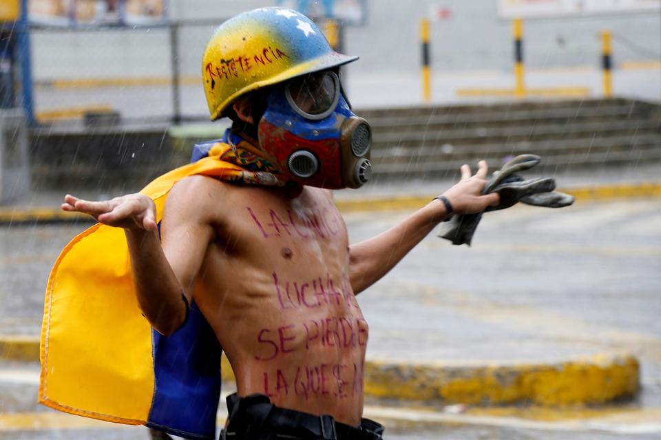 »Den eneste kamp, der er tabt, er den, der er opgivet«.
Sådan står der på brystet af denne unge mand, der lige som tusindvis af andre demonstrerer i Venezuelas gader. Urolighederne i landet har varet i fire måneder og har kostet over 100 mennesker livet og såret næsten 2.000.  