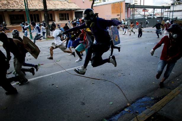 De venezuelanske myndigheder har svaret demonstranterne igen med tåregas og gummikugler.  