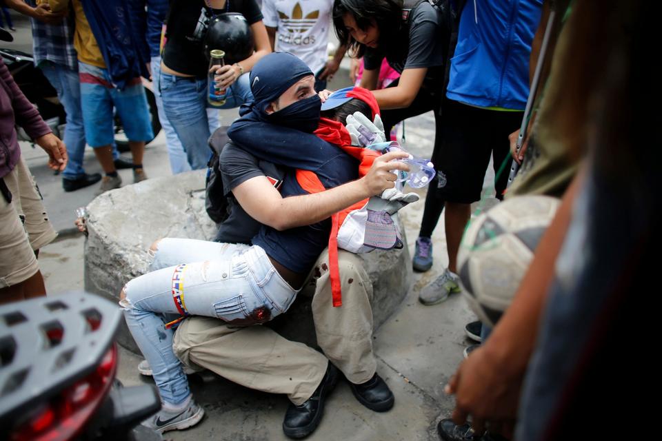 To teenagere på 13 og 17 år er blandt de dræbte ved urolighederne i forbindelse med søndagens valg. De blev begge dræbt i den vestlige delstat Tachira, der ligger på grænsen til Colombia, hvor også en soldat også mistede livet, da han blev skudt i hovedet. Natten til søndag blev også en af kandidaterne, den 39-årige advokat Jose Felix Pineda, dræbt, da en gruppe bevæbnede personer brød ind i hans hjem og skød ham flere gange. Også en lokal oppositionsleder har mistet livet, oplyser en anklagemyndighed i landet.  