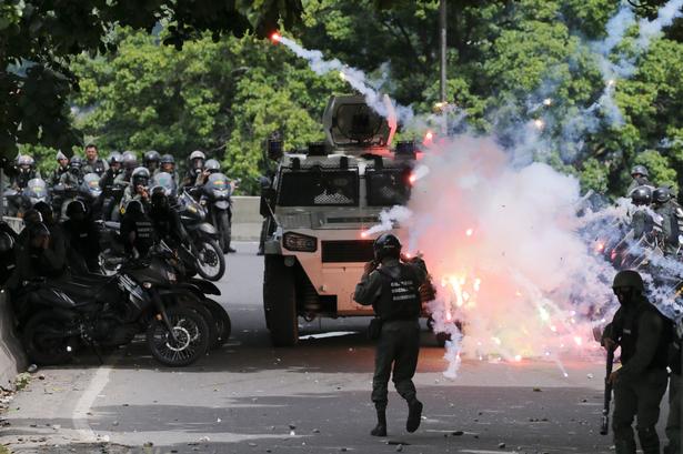 USA overvejer nu at indføre nye sanktioner mod Venezuelas olieindustri. Beslutningen kan allerede falde i dag, mandag, og kan blive dyrt for Venezuela, der eksporterer mere end en tredjedel af sin olie til USA. 