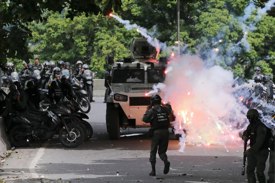 USA overvejer nu at indføre nye sanktioner mod Venezuelas olieindustri. Beslutningen kan allerede falde i dag, mandag, og kan blive dyrt for Venezuela, der eksporterer mere end en tredjedel af sin olie til USA. 