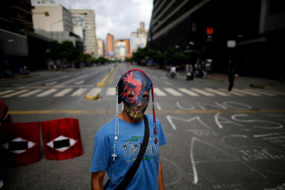 Myndighederne i Venezuela hævder, at otte millioner vælgere har stemt, hvilket giver en valgdeltagelse på 41,5 procent, men oppositionen anklager myndighederne for at fuske med optællingen.
Ifølge Ritzau har en valgstedsmåling fra et velanset uafhængigt venezuelansk analyseinstitut sat valgdeltagelsen til 3,6 millioner, mens oppositionens egne tal viser, at ikke meget over to millioner mennesker har stemt. 