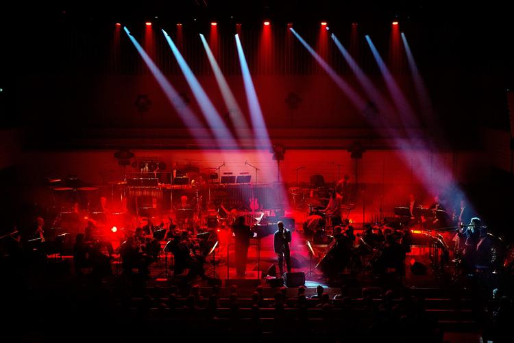 Radiostationen The Lake har eksisteret siden 2014. Før tiden som radiostation var gruppen kendt som det danske indieband Efterklang. På billedet ses Efterklang til deres sidste koncert i koncerthuset Alsion i Sønderborg.

   
