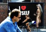 Det er en tilbagevendende diskussion, om firmaer skal have lov at fylde det offentlige rum med sex og nøgenhed. Nu kommer der et nyt argument for, hvorfor de skal lade være. Arkivfoto: Torben Stroyer 