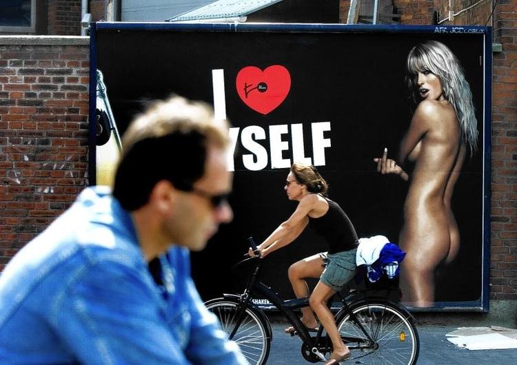 Det er en tilbagevendende diskussion, om firmaer skal have lov at fylde det offentlige rum med sex og nøgenhed. Nu kommer der et nyt argument for, hvorfor de skal lade være. Arkivfoto: Torben Stroyer 