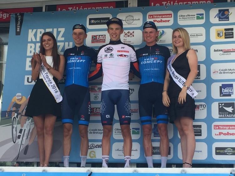 21-årige Jonas Gregaard Wilsly (Riwal Platform) hyldes som vinderaf Kreiz Breizh Elites flankeret af nr. 2 og 3 i slutklassementet landsmændene Niklas Eg (t.v.) og dagens etapevinder Rasmus Guldhammer (Team Véloconcept). 