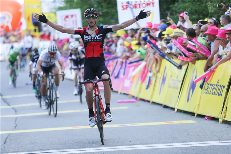 Dylan Teuns jubler over etapesejren, mens Peter Sagan kæmper sig ind på andenpåladsen og tilbageerobrer den gule førertrøje. Foto: ATCommunication(TDP. 