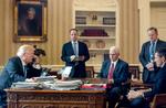 Præsident Donald Trump ses her med tidligere stabschef  Reince Priebus, vicepræsident Mike Pence, tidligere pressetalsmand Sean Spicer og tidligere sikkerhedsrådgiver Michael Flynn. 