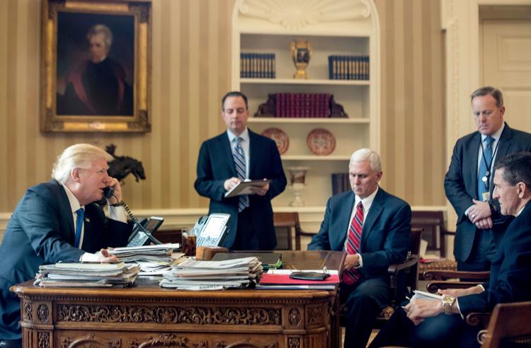 Præsident Donald Trump ses her med tidligere stabschef  Reince Priebus, vicepræsident Mike Pence, tidligere pressetalsmand Sean Spicer og tidligere sikkerhedsrådgiver Michael Flynn. 