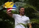 Leopoldo Lopez og en anden oppositionsleder, Antonio Ledezma, er agiveligt blevet anholdt i  Venezuela. Lopez har tidligere siddet både i fængsel ig i husarrest.
   