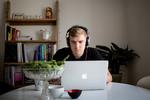 Andreas Holdø er elektronisk musiker. Han laver sin egen musik på computeren - typisk ved sit ellipsebord eller i sengen. 
 