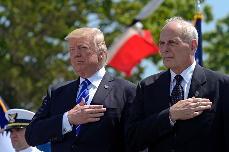 Den pensionerede marinegeneral John Kelly (t.h.) ventes at indføre mere disciplin som ny stabschef for USA's præsident, Donald Trump. 