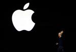 Topchef Tim Cook ved en tidligere præsentation. Nu venter omverdenen spændt på hvad selskabet kommer med i løbet af efteråret. 
