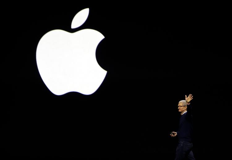 Topchef Tim Cook ved en tidligere præsentation. Nu venter omverdenen spændt på hvad selskabet kommer med i løbet af efteråret. 