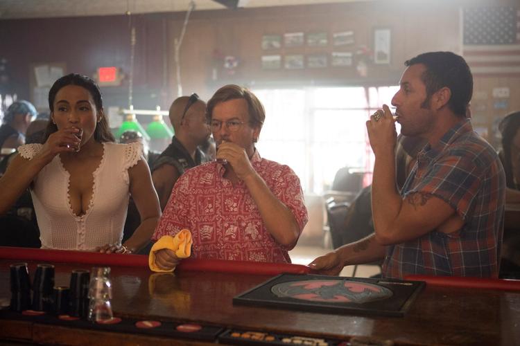 Anmelderne var ikke vilde med den, men det er både Netflix og seerne ligeglade med. Film som 'The Do-Over' med Adam Sandler er en succes.  