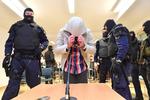 
Europæerne ser islamisk terror somden største sikkerhedspolitisk trussel. Her skjuler en 23-årig terrormistænkt sit ansigt under en retssag i Sallzburg i Østrig i vinters. 