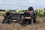 Bilen, som den 39-årige befandt sig i, efter at den er rullet rundt på marken.  
