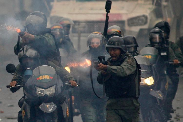 Venezuela er ramt af store uroligheder, og gårsdagens farce af et valg har blot kastet mere benzin på bålet.  