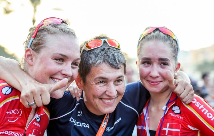 Cecilie Uttrup Ludwig (t.h.) jubler sammen med landstræner Catherine Marsal og landsholdskollegaen Julie Leth over Amalie Dideriksens guldmedalje ved sidste års VM.
   