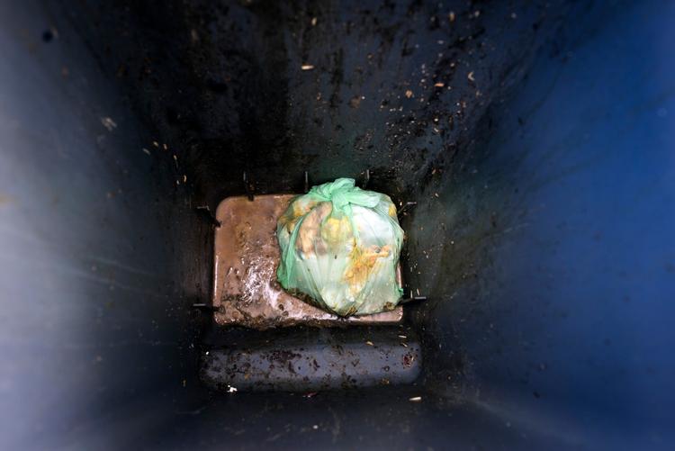 En startpakke med en grøn kurv til køkkenskabet, poser og en guide bliver leveret til alle københavnere de kommende måneder. 