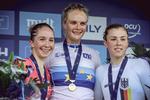 Pernille Mathiesen i EM-trikot flankeret af Cecilie Uttrup Ludwig (t. v.) og tyskeren Lisa Klein. Foto: Thomas Maheux. 