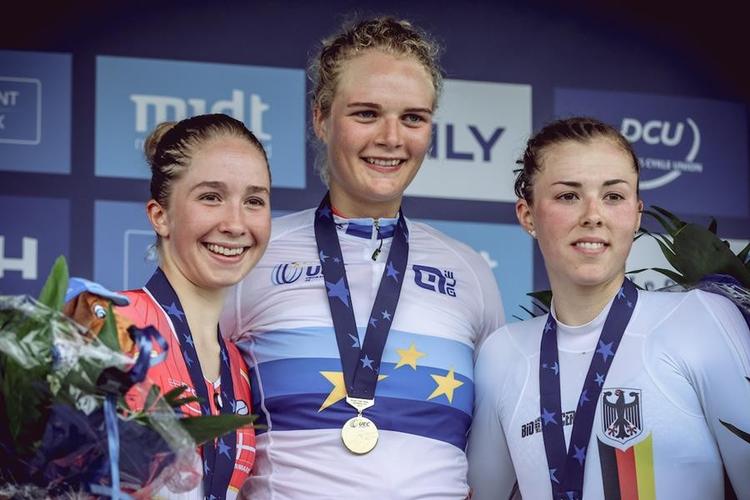 Pernille Mathiesen i EM-trikot flankeret af Cecilie Uttrup Ludwig (t. v.) og tyskeren Lisa Klein. Foto: Thomas Maheux. 