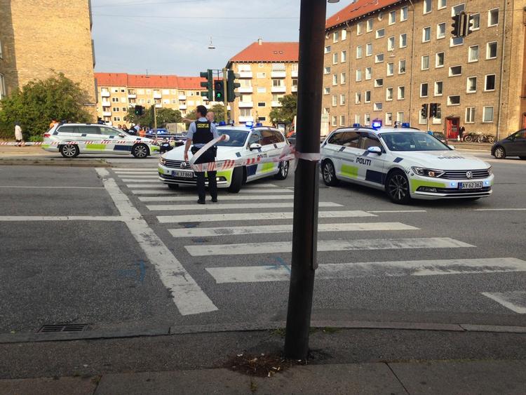 Onsdag aften blev en 24-årig mand ramt af skud i ballen af to mænd, som flygtede på knallert i retning mod Utterslev. Politiet efterlyser oplysninger.
   