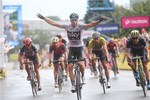 Danny Van Poppel jubler, mens Luka Mezgec (yderst t.h.) og Peter Sagan i gult må tage til takke med de næste placeringer. Foto: ATCommunication/TDP. 