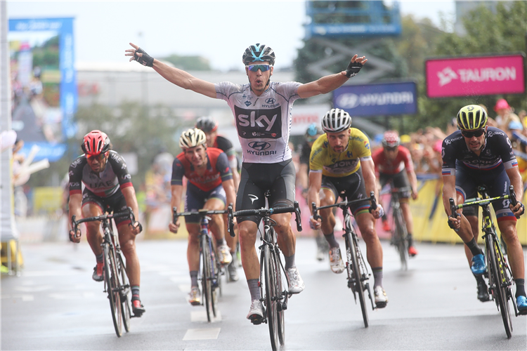 Danny Van Poppel jubler, mens Luka Mezgec (yderst t.h.) og Peter Sagan i gult må tage til takke med de næste placeringer. Foto: ATCommunication/TDP. 