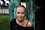 Hilda Fro Kløvedal Prins Hickling blev født i kollektivet Maos Lyst. Hun ville ønske, at hun havde bevaret mere af den naturlighed omkring kroppen, som hun mødte her. 

   