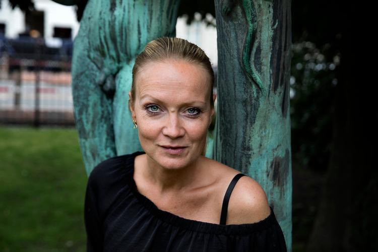 Hilda Fro Kløvedal Prins Hickling blev født i kollektivet Maos Lyst. Hun ville ønske, at hun havde bevaret mere af den naturlighed omkring kroppen, som hun mødte her. 

   