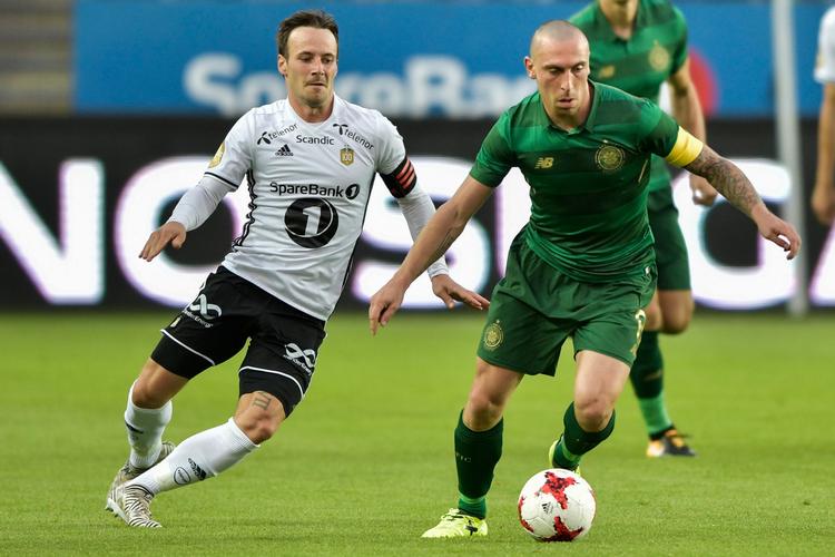 Scott Brown (th.) og Mike Jensen(tv.) var anførere, da Celtic med en enkelt scoring i de 180 minutter gik videre på bekostning af Rosneborg. 
