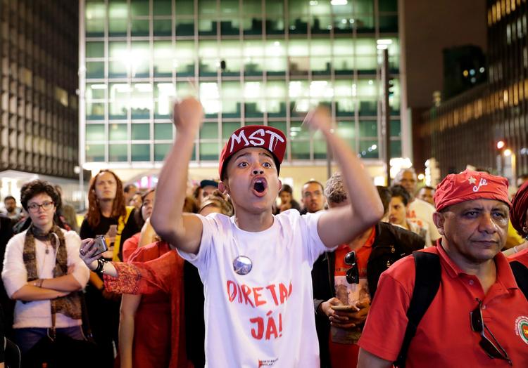 Vrede demonstranter var onsdag på gaden flere steder i Brasilien for at forlange valg i lyset af korruptionsanklagerne mod præsidenten. 
   