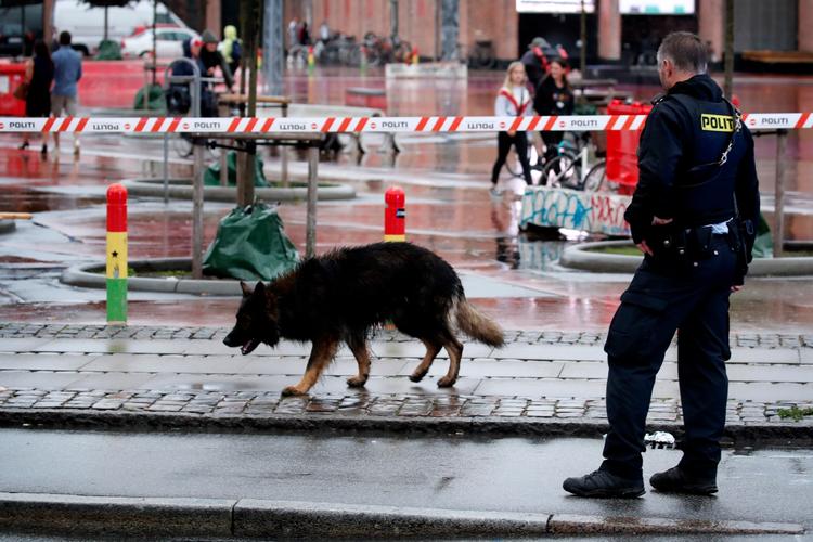 En betjent efterforsker et skyderi på Nørrebrogade ved den Røde Plads tidligere ugen. 