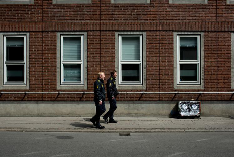 Betjente på fodpatrulje på Blågårdsgade, et af de områder, Nørrebros bander tydeligt dominerer. Arkivfoto.
   