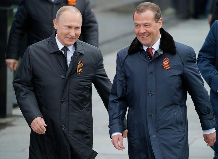 En serie af hånende udfald mod Donald Trump kommer fra Ruslands regeringsleder, Dmitrij Medvedev (t.h.), men kan meget vel være diktereret af præsident Vladimir Putin (t.v.),  mener forsker. 