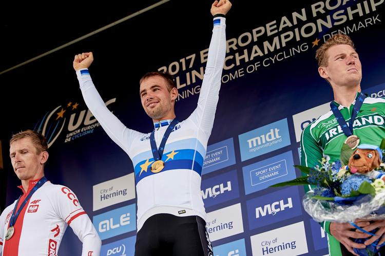 Mens belgieren Victor Campenaerts jubler, er der ingen smil at spore hos polakken Maciej Bodnar (t.v.) og ireren Ryan Mullen.
   