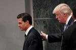 Donald Trump fotograferet sammen med Mexicos præsident, Enrique Peña Nieto, sidste år, hvor Trump med succes kandiderede til at blive USA's præsident.  