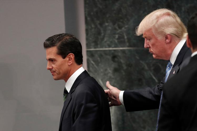 Donald Trump fotograferet sammen med Mexicos præsident, Enrique Peña Nieto, sidste år, hvor Trump med succes kandiderede til at blive USA's præsident.  