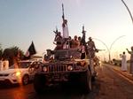 IS-krigere fotograferet i den irakiske storby Mosul i 2014. Nu er krigslykken vendt, og det selvbestaltede kalifat ved at smuldre.  