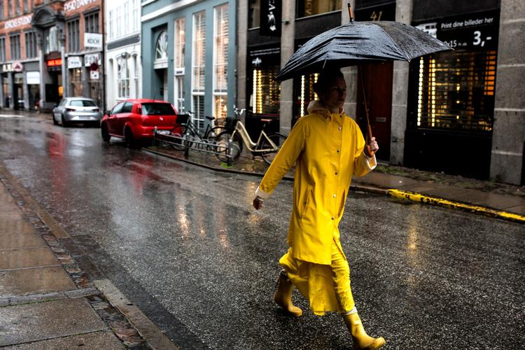 De hårde regnbyger trækker væk. De kommende dage kan give mere almindelige byger og indimellem også noget af det der solskin, vi kan savne, forudser DMI. 
