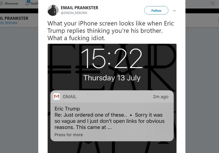 En britisk mand har narret Trump-administrationen ved blot at sende dem e-mails, og det gjorde ham til en net-kendis. 