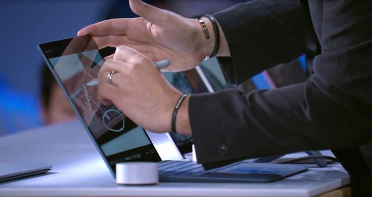 Microsofts Surface Laptop er en almindelig bærbar pc. Men ud over at bruge tastaturet, kan du bruge en digital pen til at skrive direkte på skærmen. 